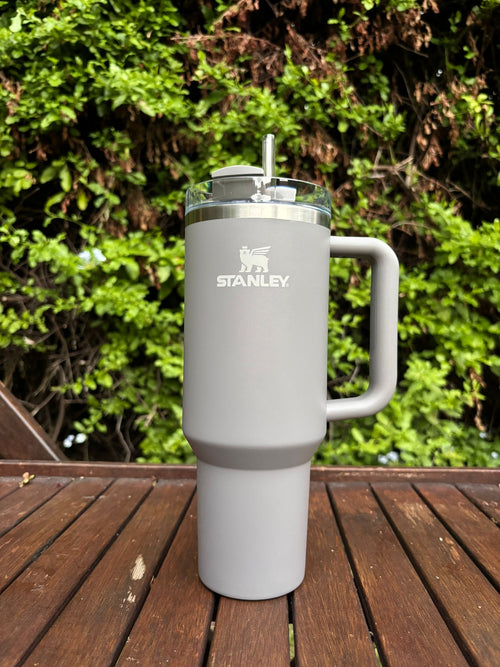 2 Vasos Stanley, ¡Color Gris y Crema!